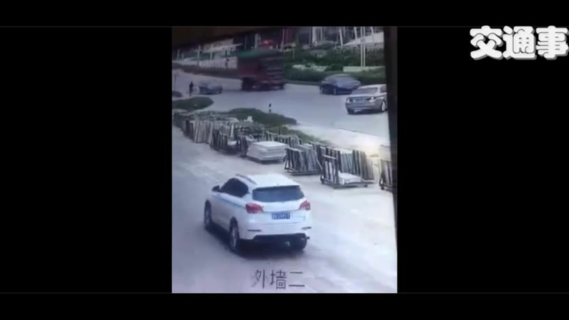 【交通事故】一起惨烈的事故,大货车压扁小轿车!